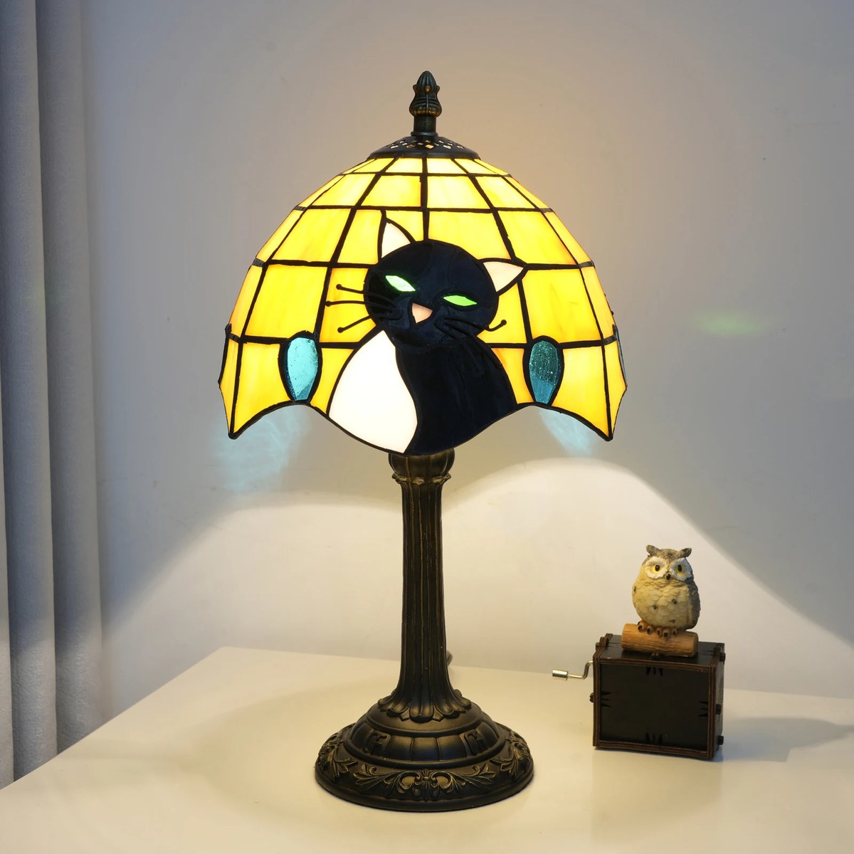Lampe Tiffany chat noir Pizzicato fond jaune