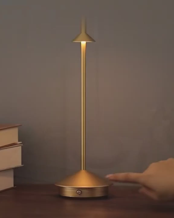 Lampe sans fil Solo dorée : appui long pour régler l'intensité