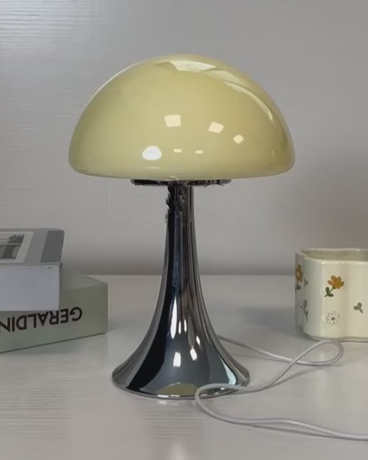 Lampe champignon Polka allumée : trois teintes de lumière et intensité réglable