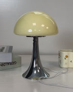 Lampe champignon Polka allumée : trois teintes de lumière et intensité réglable