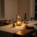 Lanterne Sérénade dorée sur une table de dîner