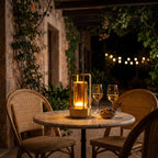 Lanterne Sérénade dorée sur une table de terrasse le soir