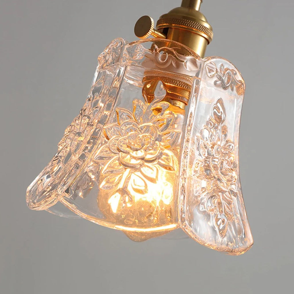 Détail du verre ciselé de roses de la suspension Sicilienne allumée