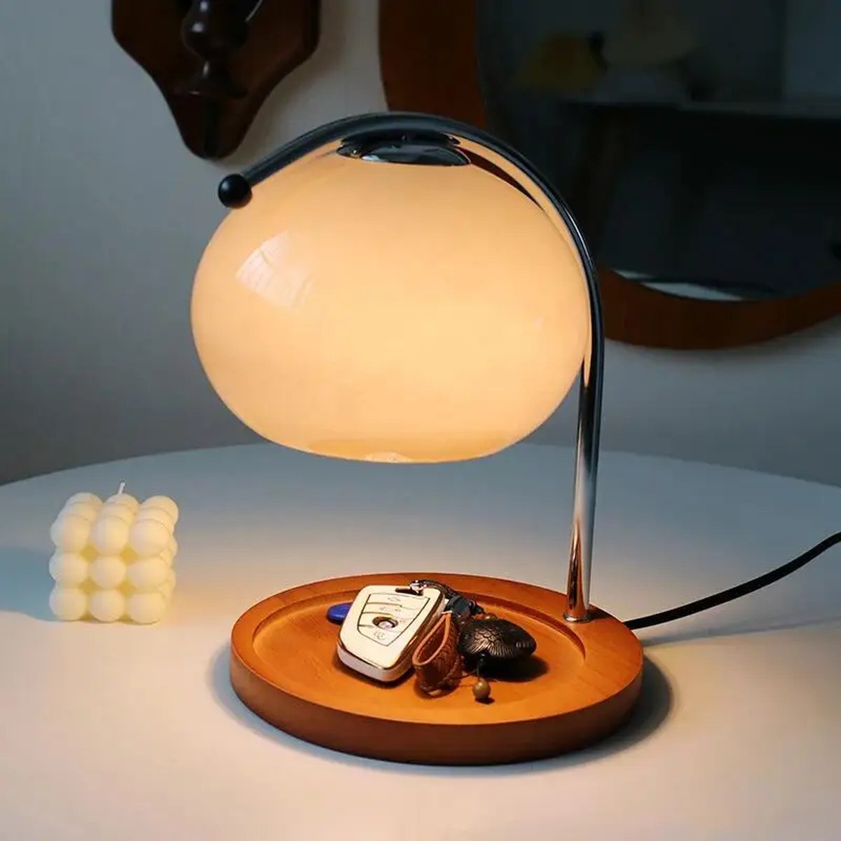 Lampe chauffe-bougie Sostenuto crème allumée, plateau en bois