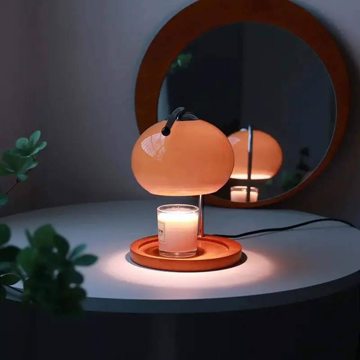 Lampe chauffe-bougie Sostenuto orange allumée le soir