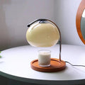 Lampe chauffe-bougie Sostenuto, globe en verre opalin crème au-dessus d'une bougie