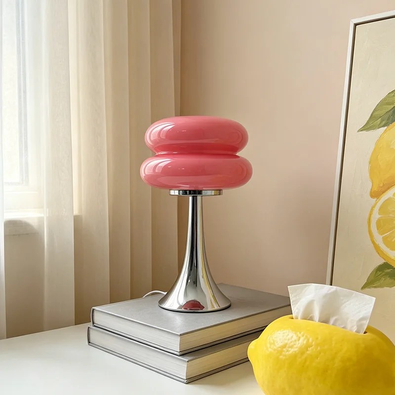 Lampe macaron Swing rose en verre opalin sur pied tulipe chromé
