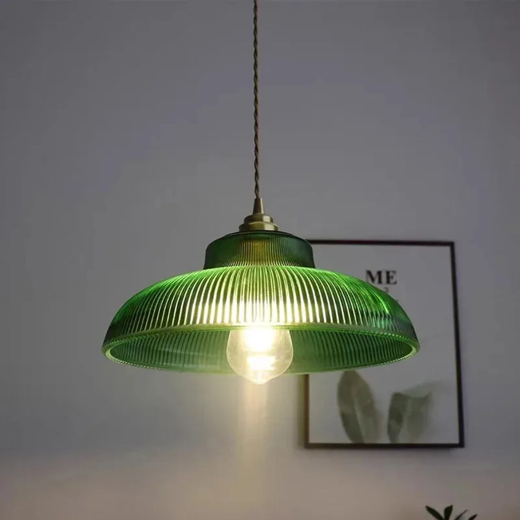 Suspension Tarentelle en verre côtelé vert allumée