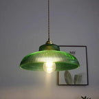 Suspension Tarentelle en verre côtelé vert allumée