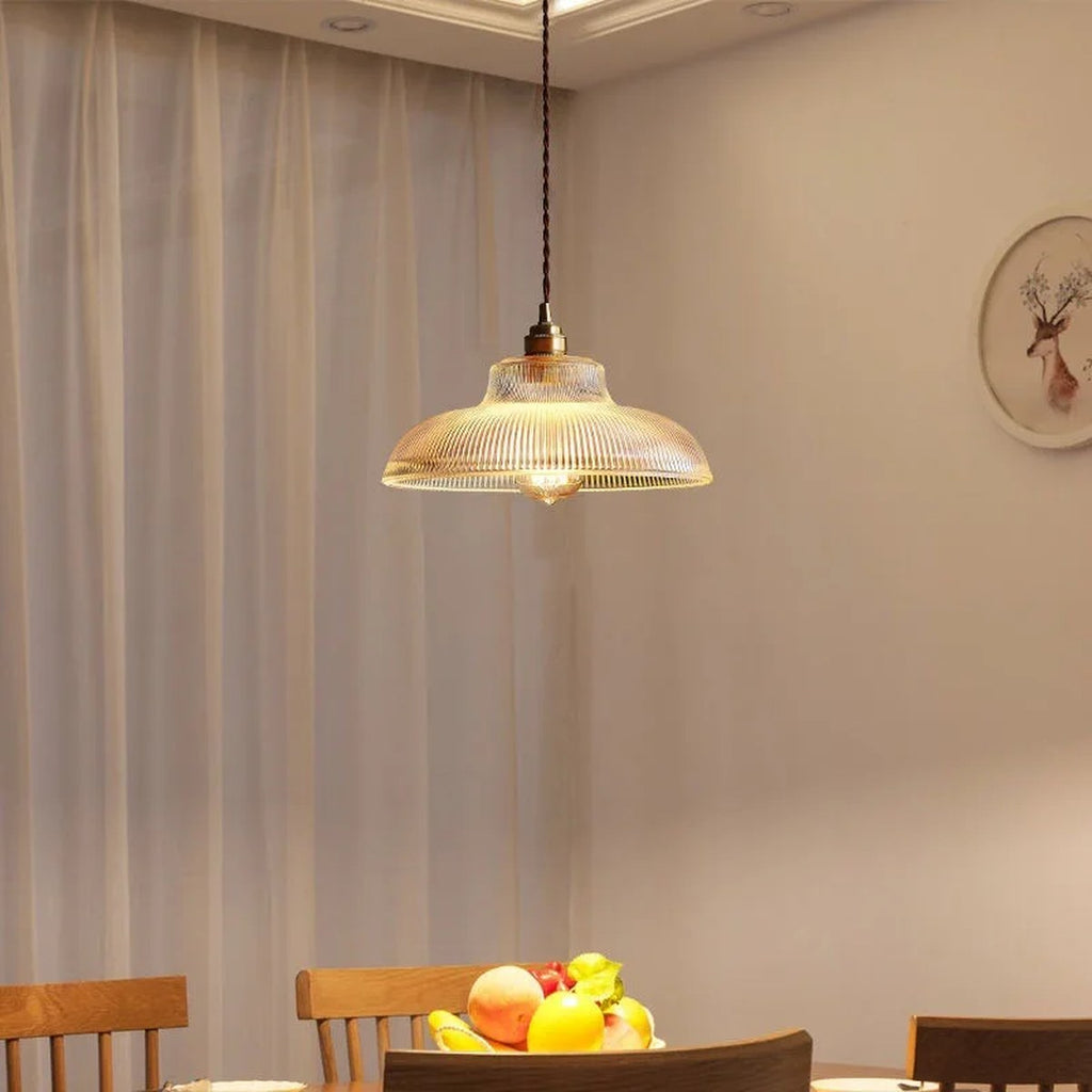 Suspension Tarentelle transparente au-dessus d'une table à manger