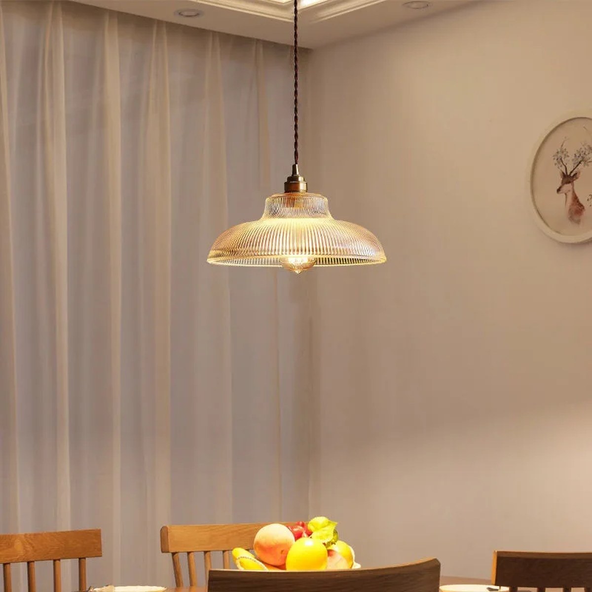 Suspension Tarentelle transparente au-dessus d'une table à manger