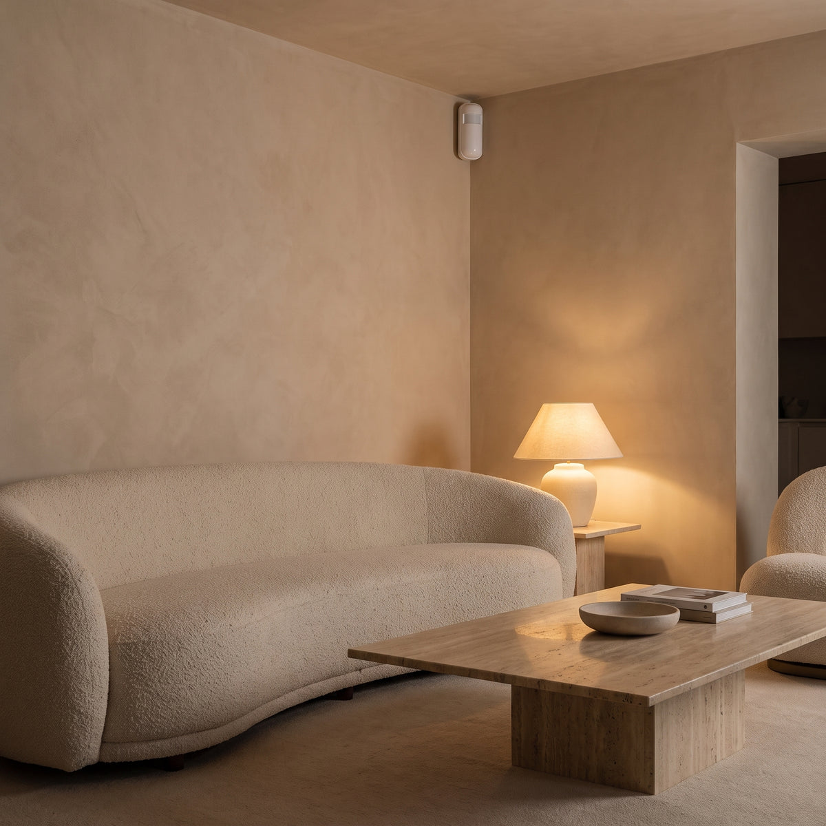 Détecteur de mouvement Vigie discret dans l'angle d'un salon